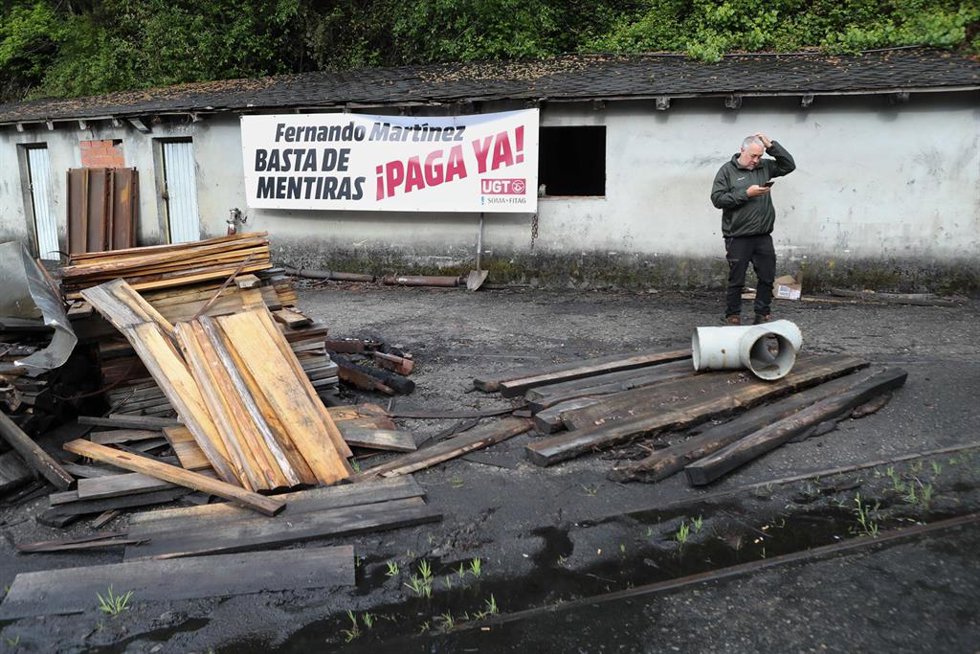 Exterior de la mina Miura donde están encerrados los cuatro mineros que exigen a la empresa el pago de sus deudas, a 30 de abril de 2026, en Ibias.