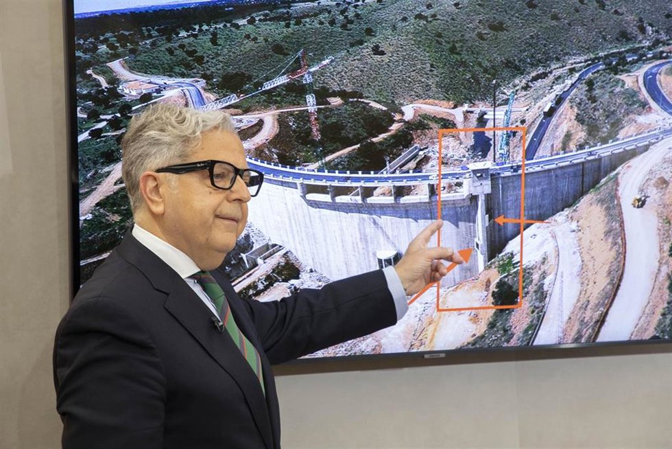 El presidente de la Diputación de Córdoba, Salvador Fuentes, informa sobre el recurso de reposición contra la resolución de la CHG.