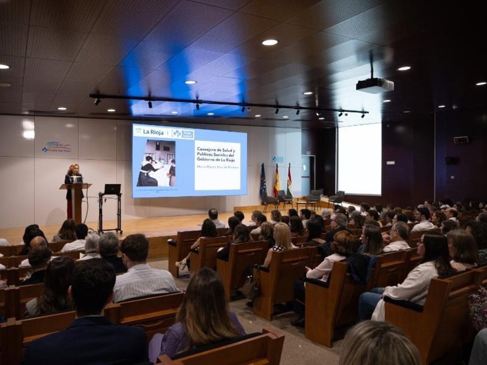 La consejera María Martín interviene en el acto de despedida de los MIR