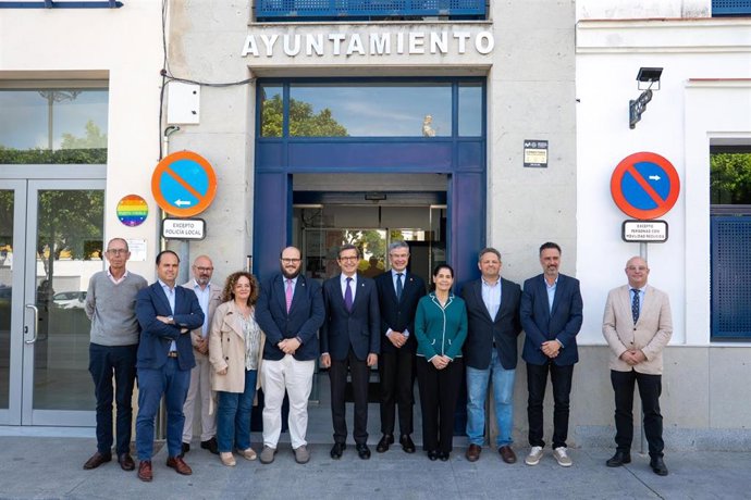 El consejero de Energía, Industria y Minas, Jorge Paradela, en una visita a Valencina de la Concepción (Sevilla).