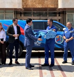 El alcalde de San Javier, José Miguel Luengo, entrega al capitán José Luis Lomas, jefe de la PAPEA, una bandera del municipio de 54 metros cuadrados para la exhibición aérea del domingo