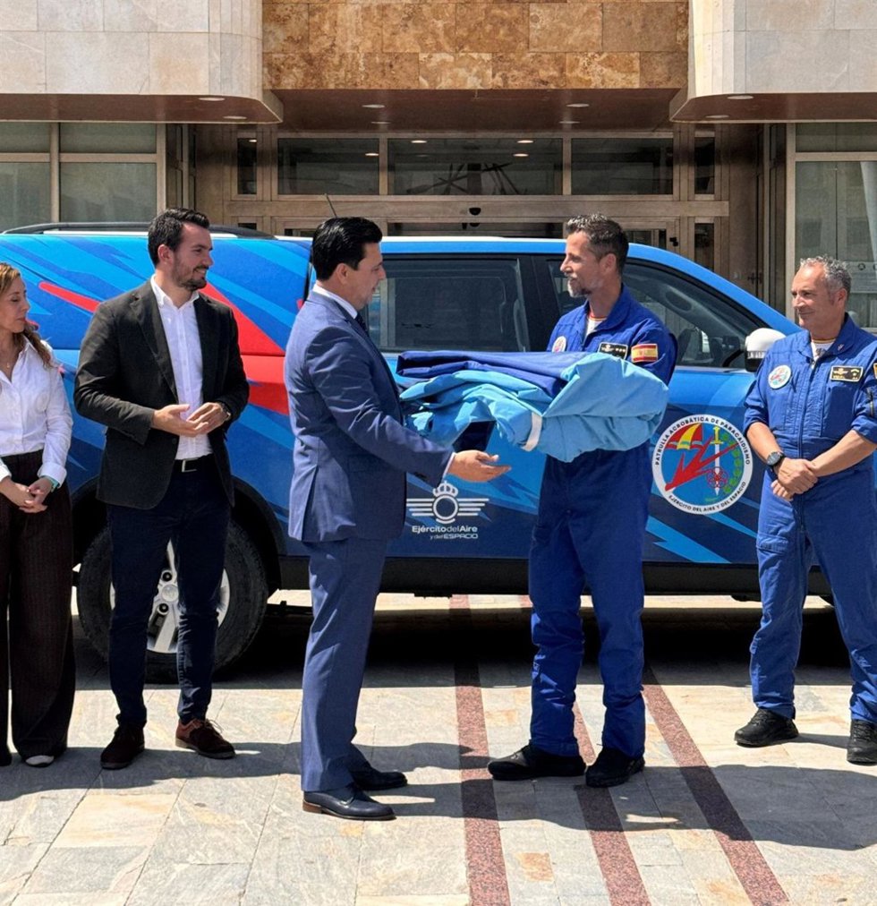 El alcalde de San Javier, José Miguel Luengo, entrega al capitán José Luis Lomas, jefe de la PAPEA, una bandera del municipio de 54 metros cuadrados para la exhibición aérea del domingo