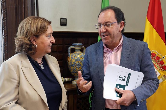 La presidenta de la Diputación, Concepción Cedillo, y el vicepresidente primero de Cooperación, Jesús Guerrero.