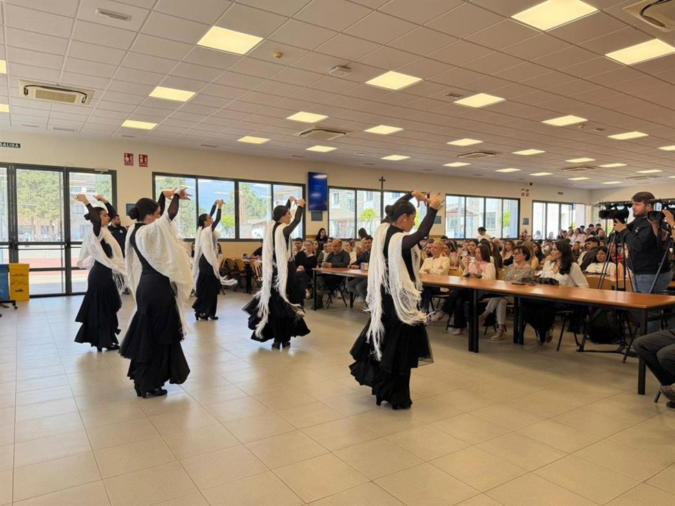 Bailarinas de la escuela de danza de Nuria Más han interpretado distintos palos del flamenco durante la presentación
