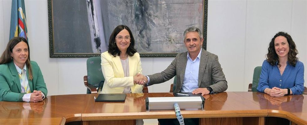 La rectora de la Universidad de Cantabria (UC), Conchi López, y el presidente de la Cámara de Comercio, Tomás Dasgoas