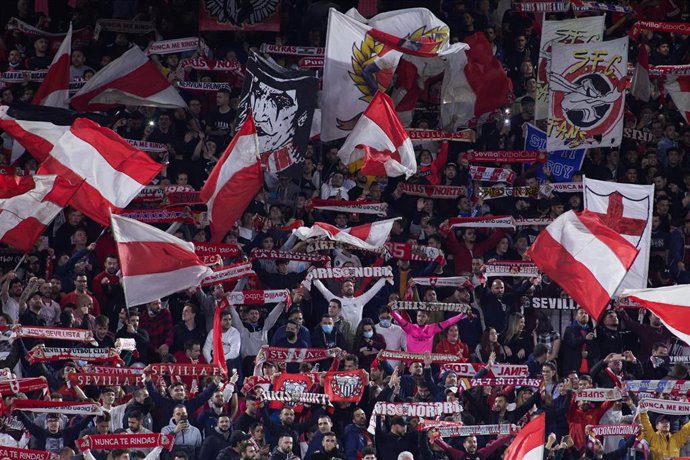 Archivo - Imagen de Archivo. Detail of fans during the UEFA Europa League Knockout Round Play-Offs Leg One match between Sevilla FC and Dinamo Zagreb at Ramon Sanchez-Pizjuan stadium on February 17, 2022, in Sevilla, Spain.