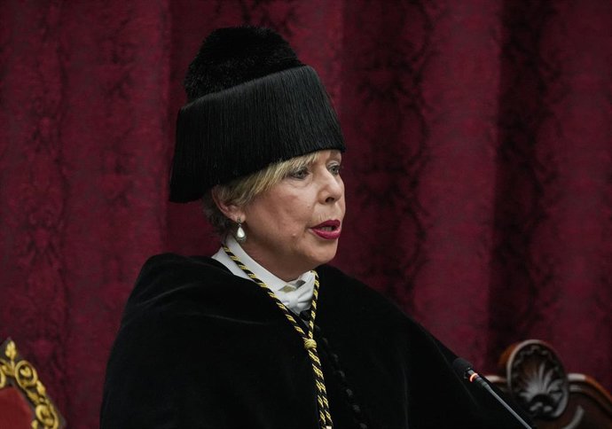 Archivo - La nueva rectora de la US, Carmen Vargas (c), tras la toma posesión como primera rectora de la Universidad de Sevilla en sus 520 años de historia. 