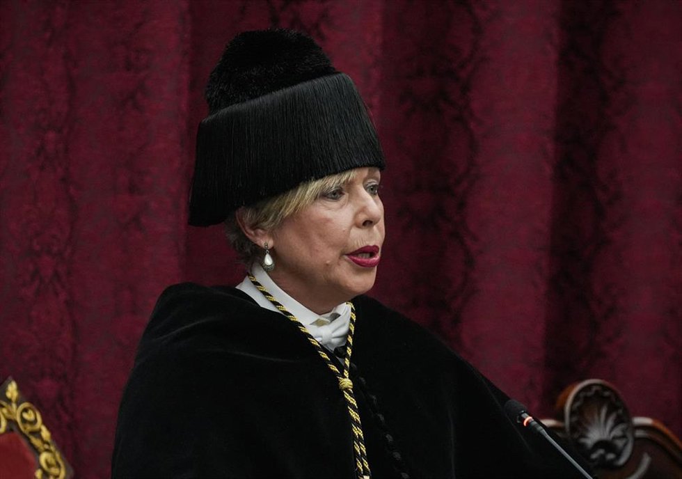 Archivo - La nueva rectora de la US, Carmen Vargas (c), tras la toma posesión como primera rectora de la Universidad de Sevilla en sus 520 años de historia. 
