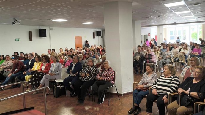 Representantes institucionales, entidades sociales y personas usuarias de los Centros de Participación Activa (CPA) de la provincia de Granada han celebran el Día Europeo de la Solidaridad y Cooperación entre Generaciones en Armilla.
