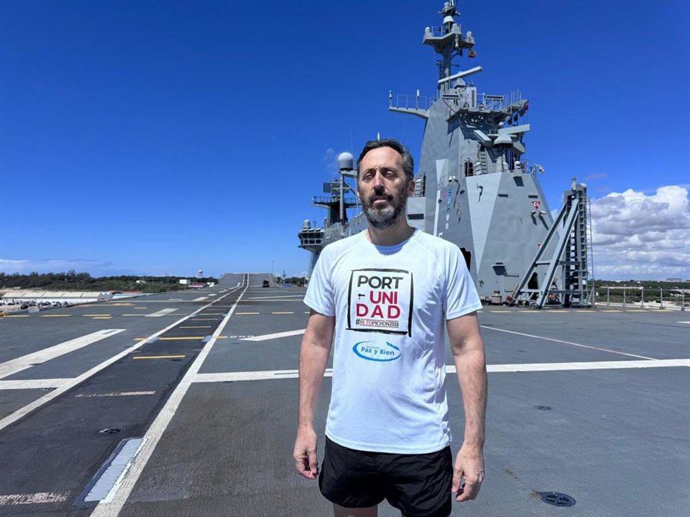 Juan Luis Muñoz Escassi, impulsor del Reto Pichón, en la cubierta de vuelo del buque 'Juan Carlos I', que acogerá una maratón solidaria