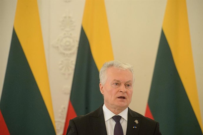 15 de abril de 2026, Vilnius, Lituânia: O presidente lituano, Gitanas Nauseda, discursa durante uma coletiva de imprensa conjunta com o presidente da Estônia, Alar Karis, no Palácio Presidencial. O presidente da Estônia chegou à Lituânia no dia 15 de abri