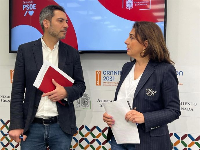 La portavoz socialista en el Ayuntamiento de Granada, Raquel Ruz, y el viceportavoz, Eduardo Castillo.