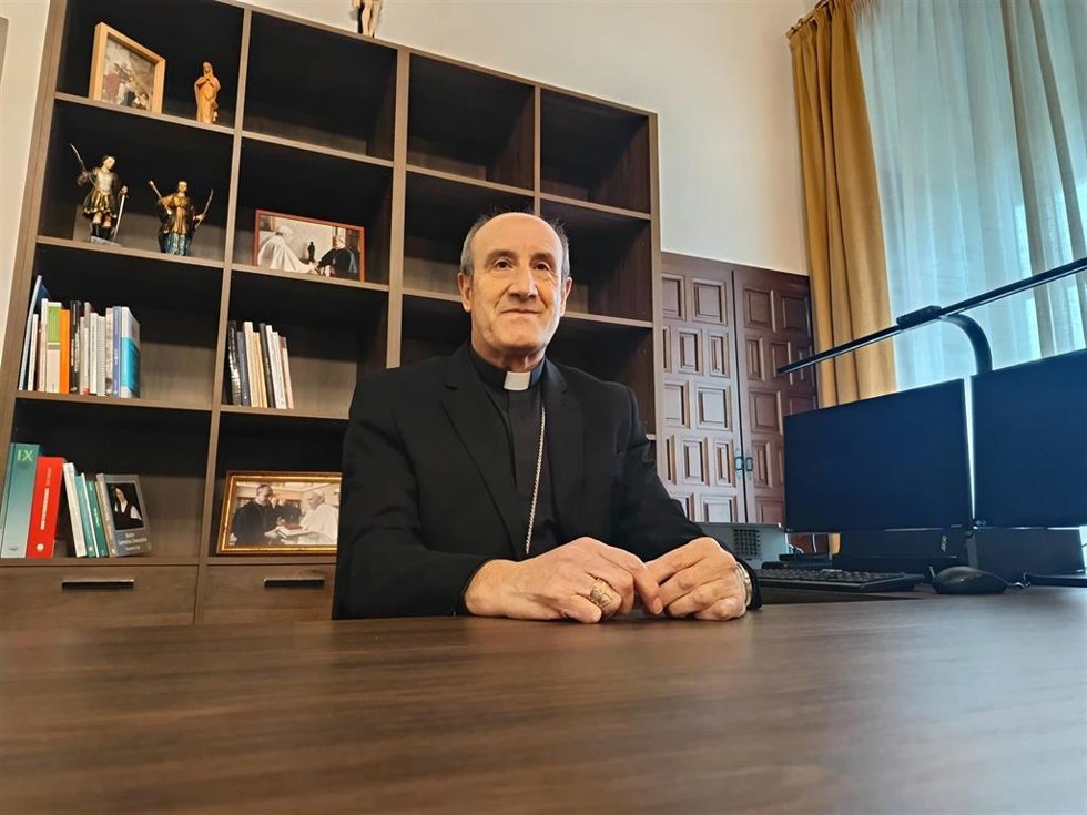 Archivo - El obispo de Córdoba, Jesús Fernández, en su despacho.