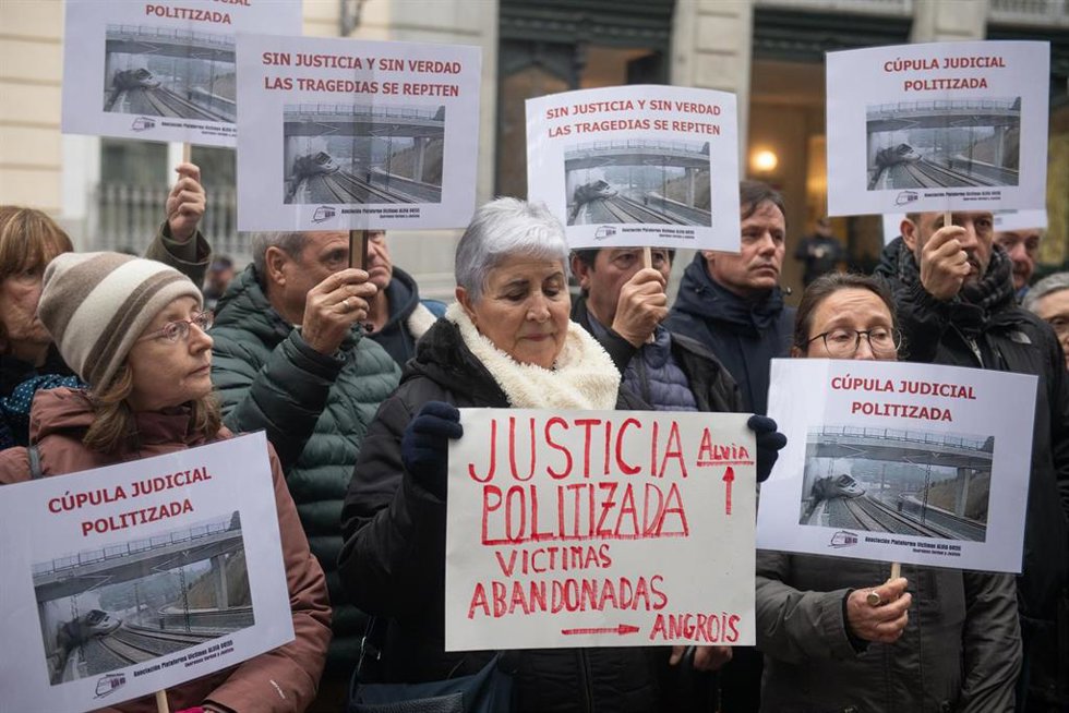 Archivo - Varias personas durante la concentración en rechazo a la absolución del exdirector de seguridad de Adif tras el accidente de Angrois, a 26 de enero de 2026, en Madrid (España). El accidente ferroviario de Angrois, en 2013, dejó 80 muertos y más 