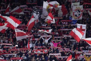 Archivo - Detail of fans during the UEFA Europa League Knockout Round Play-Offs Leg One match between Sevilla FC and Dinamo Zagreb at Ramon Sanchez-Pizjuan stadium on February 17, 2022, in Sevilla, Spain.