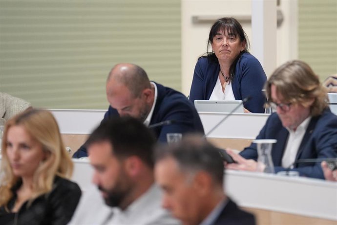La diputada Gemma Badia en su escaño, durante un pleno de la Diputación de Barcelona, a 30 de abril de 2026, en Barcelona