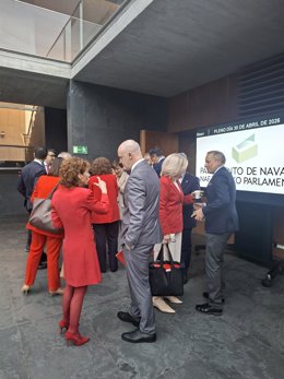 El portavoz de UPN en el Parlamento de Navarra, Javier Esparza, con otros parlamentarios regionalistas en el atrio del Legislativo foral.