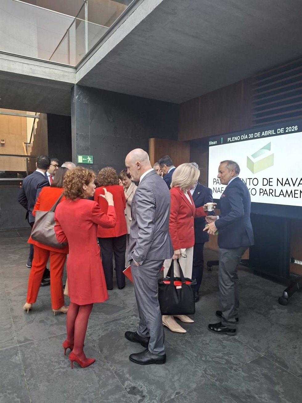 El portavoz de UPN en el Parlamento de Navarra, Javier Esparza, con otros parlamentarios regionalistas en el atrio del Legislativo foral.