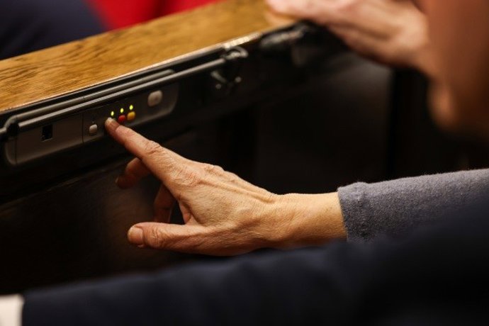 Archivo - Votación en el Parlament