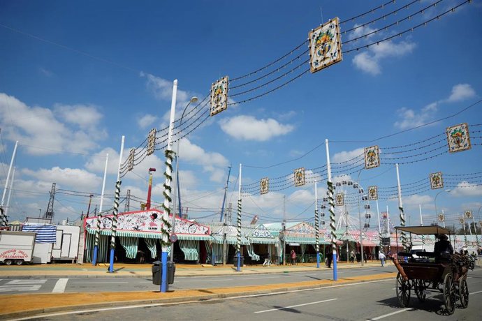 Archivo - Calle Costillares en la Feria de Abril, próxima a las nuevas vías que se proyectan en el Real para acoger las más de 200 casetas previstas.