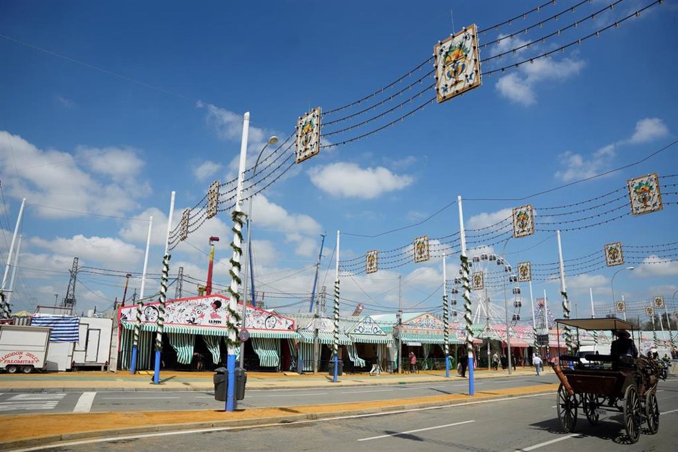 Archivo - Calle Costillares en la Feria de Abril, próxima a las nuevas vías que se proyectan en el Real para acoger las más de 200 casetas previstas.