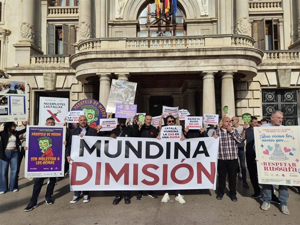 Protesta convocada por la Asociación por una Hostelería Responsable de Russafa y la Asociación Empresarial de Discotecas de Valencia contra la ZAS de Russafa ante el ayuntamiento de la ciudad y coincidiendo con el pleno en el que se ha aprobado.