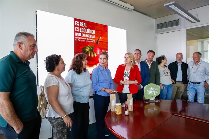 La consejera de Desarrollo Rural, Ganadería, Pesca y Alimentación, María Jesús Susinos, recibe a los ocho productores cántabros que participarán en la 32ª edición de BioCultura Barcelona