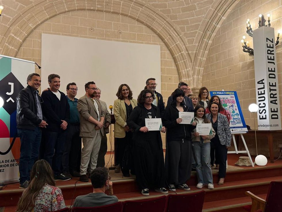 El delegado territorial de Desarrollo Educativo y Formación Profesional de la Junta en Cádiz, José Ángel Aparicio, en la presentación del cartel de la Feria de la Ciencia junto a la delegada de Educación del Ayuntamiento de Jerez, Nela García