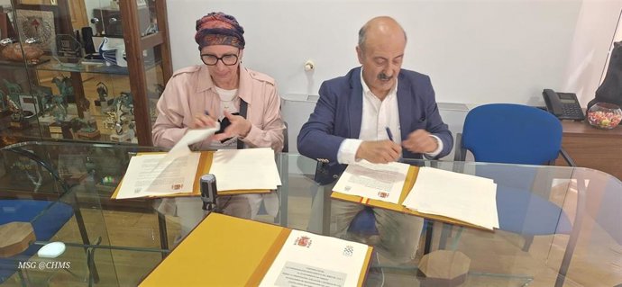 El presidente de la CHMS, José Antonio Quiroga (derecha), y la alcaldesa del Ayuntamiento de Fabero (León), María Paz Martínez, han suscrito un convenio que posibilitará la financiación y ejecución de la restauración del arroyo Coucilleiros.