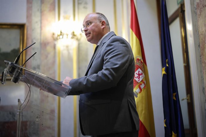 El secretario general del PP, Miguel Tellado, durante una sesión plenaria en el Congreso, a 30 de abril de 2026, en Madrid (España). El pleno de hoy debate el decreto sobre transporte de mercancías y la reforma del artículo 43 de la Constitución. Además, 