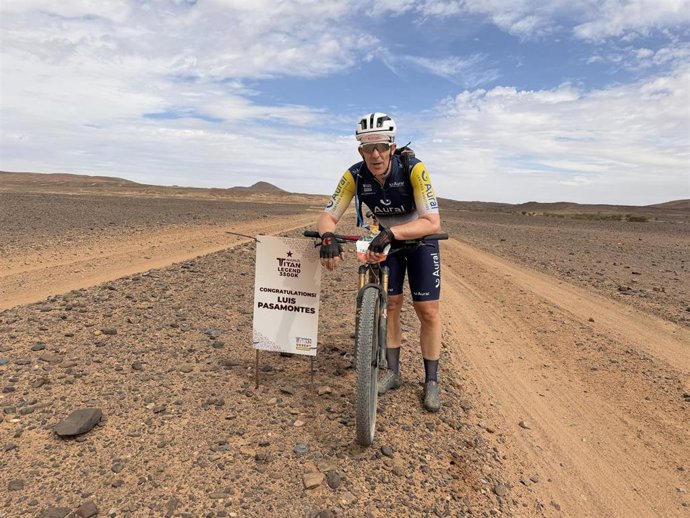 El exciclista del Movistar Team y embajador del Aural Centros Auditivos Luis Pasamontes se convirtió en TItan Legend en el kilómetro 60 de la quinta etapa de la Skoda Titan Desert Morocco 2026.