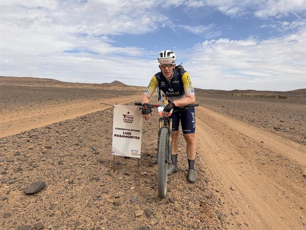 El exciclista del Movistar Team y embajador del Aural Centros Auditivos Luis Pasamontes se convirtió en TItan Legend en el kilómetro 60 de la quinta etapa de la Skoda Titan Desert Morocco 2026.