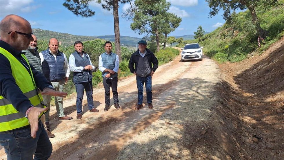 El subdelegado de la Junta de Andalucía en el Campo de Gibraltar, Javier Ros, y el delegado territorial de Sostenibilidad y Medio Ambiente en Cádiz, Óscar Curtido, visitan los trabajos que se vienen llevando a cabo en el camino forestal de Montecoche