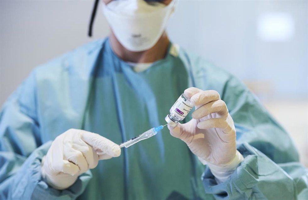 Archivo - Una profesional sanitaria sostiene un vial con vacuna.- Archivo