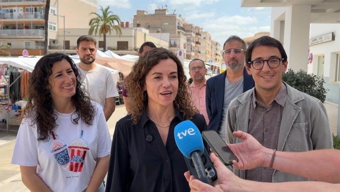 La vicesecretaria general del PSIB, Rosario Sánchez, atiende a los medios tras las reuniones con vecinos y trabajadores turísticos.