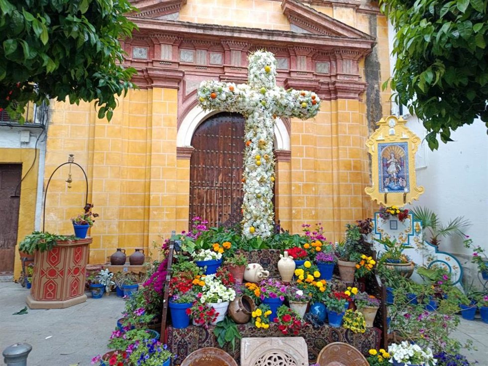 Cruz de mayo ante la Ermita de la Virgen del Socorro.