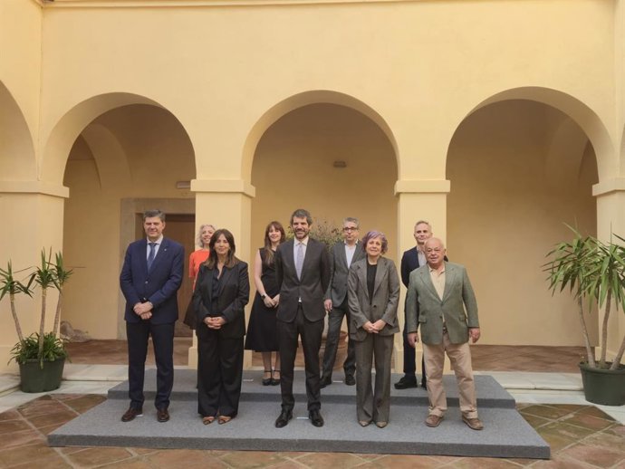 La consejera Esnaola, el ministro Urtasun y el resto de consejero autonómicos en la reunión del Pleno de la Conferencia Sectorial de Cultura en el Archivo Histórico de Melilla.