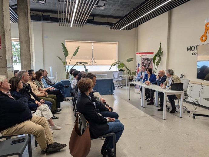 La Cámara de Comercio de Motril (Granada) ha acogido un encuentro sobre transporte y logística en el que han participado centros docentes públicos y concertados de la provincia que imparten el Grado Superior (CFGS) en Transporte y Logística.