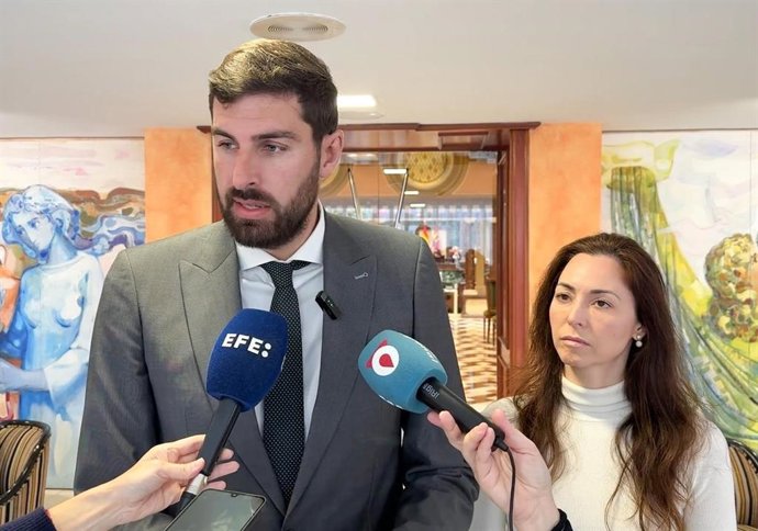 Los diputados del grupo parlamentario Mixto en la Asamblea Regional José Ángel Antelo y Virginia Martínez