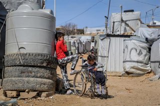 Archivo - Imagen de archivo de varios niños en un campo de refugiados de Líbano.