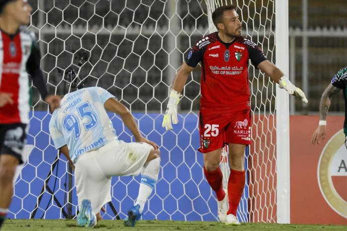 Futbol, Palestino vs Gremio. Copa Sudamericana 2026. El arquero de Palestino Sebastian Perez, derecha, celebra tras atajar el tercer penal a Carlos Alves de Gremio durante el partido del grupo F de la Copa Sudamericana realizado en el estadio La Cisterna