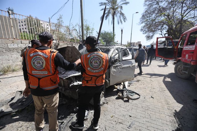 28 de abril de 2026, Territórios Palestinos, Gaza: Membros da Defesa Civil Palestina e civis inspecionam um veículo após este ter sido atingido por um míssil israelense em Gaza. Foto: Hadi Daoud/APA Images via ZUMA Press Wire/dpa