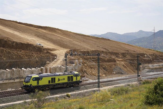 Imagen del talud que colapsó con la conexión directa Málaga-Madrid restablecida. 