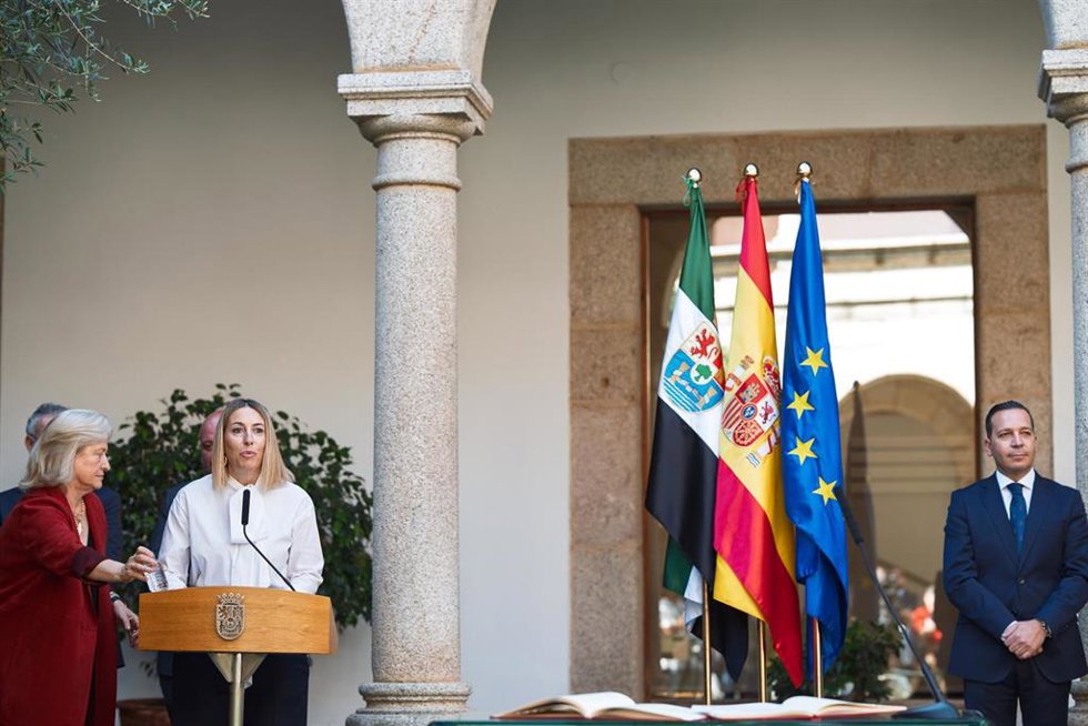 La presidenta de la Junta de Extremadura, María Guardiola (2i), junto con el Vicepresidente de Desregulación, Familia y Servicios Sociales, Óscar Fernández (d), durante la ceremonia de posesión de los nuevos miembros del Consejo de Gobierno de la Junta