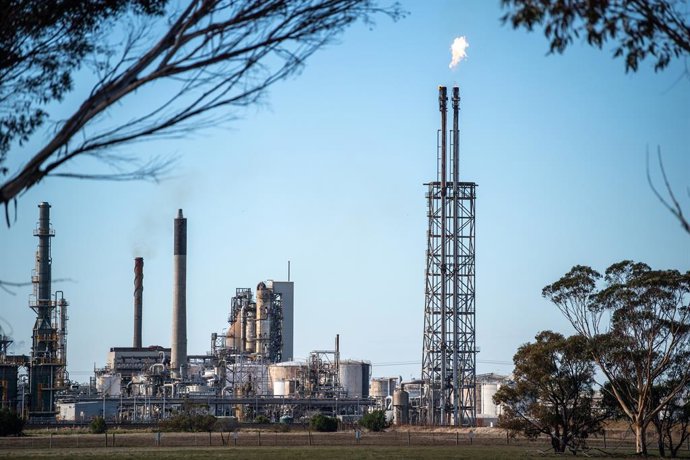 16 April 2026, Australia, Geelong: A general view of the Viva Energy Geelong refinery in Corio after petrol production was affected by a significant fire, following reports of flames and explosions. Photo: Jay Kogler/AAP/dpa