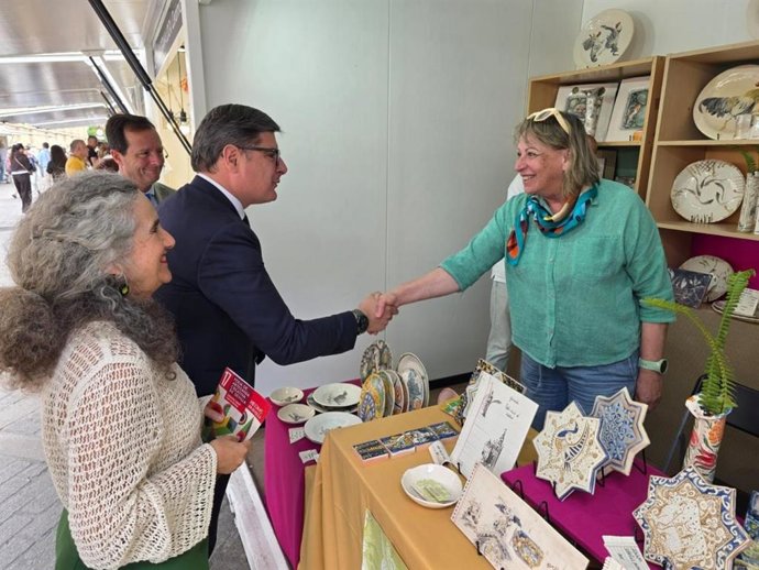 El delegado de Economía y Comercio del Ayuntamiento de Sevilla, Álvaro Pimentel, en la inauguración de la 17ª Feria de Artesanía Creativa 'Hecho en Sevilla'.