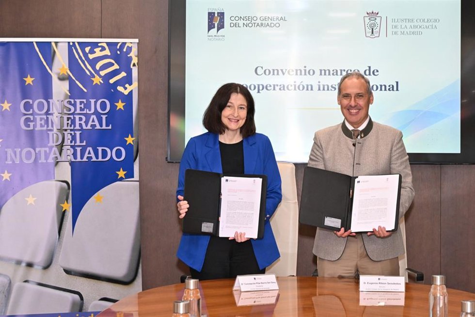 La presidenta del Consejo General del Notariado (CGN), Concepción Pilar Barrio Del Olmo, y el decano del ICAM, Eugenio Ribón.
