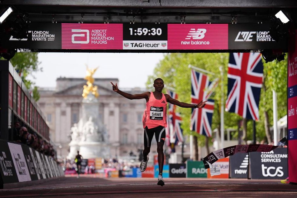 El keniata Sabastian Sawe cruza la línea de meta del Maratón de Londres 2026 con nuevo récord del mundo