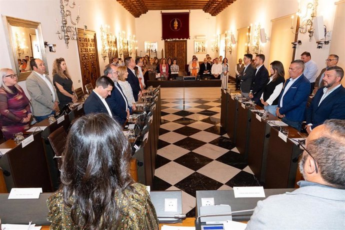 Pleno de la Diputación de Cáceres guardando un minuto de silencio en recuerdo a las víctimas de la violencia machista