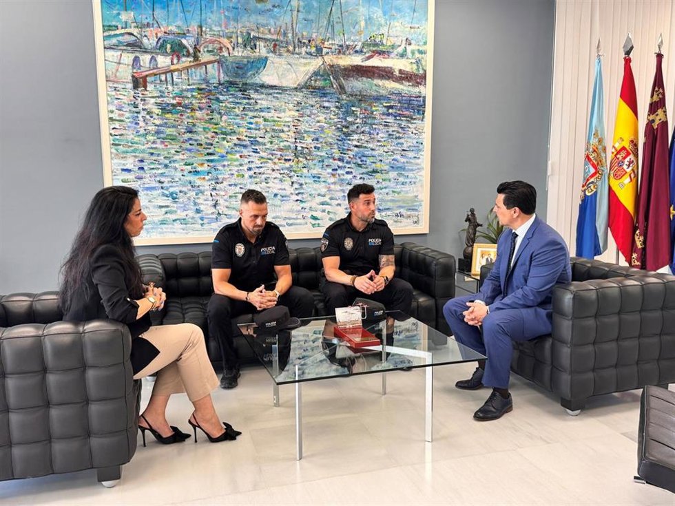 El alcalde de San Javier, José Miguel Luengo y la concejala de Policía, Alba Sánchez, han recibido a los dos agentes de Policía Local que realizaron una persecución a nado
